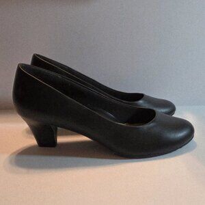 Soft Style by Hush Puppies Black Leather Low Heel Pumps – Size 8.5W